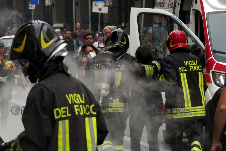 Roma: incendio all'altezza della stazione Termini, nube di fumo nera su città - foto 8