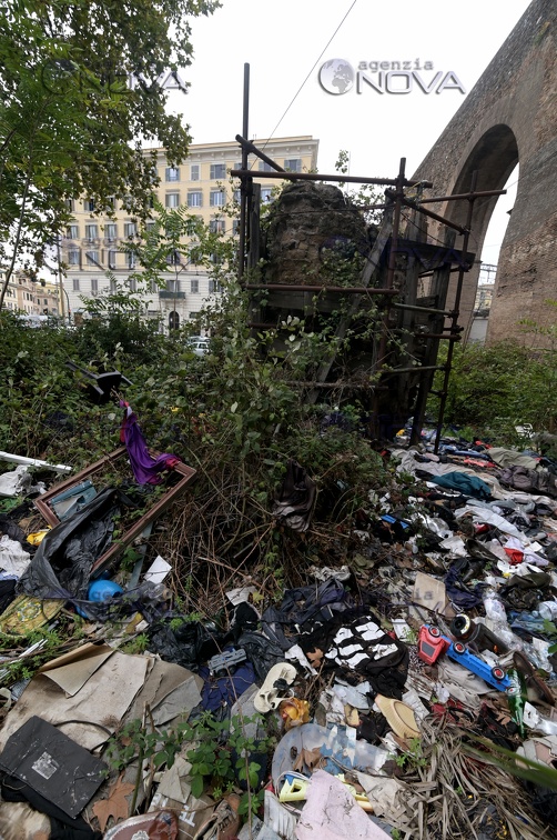 Roma: Porta Maggiore affonda nel degrado, i reperti archeologici diventano una discarica