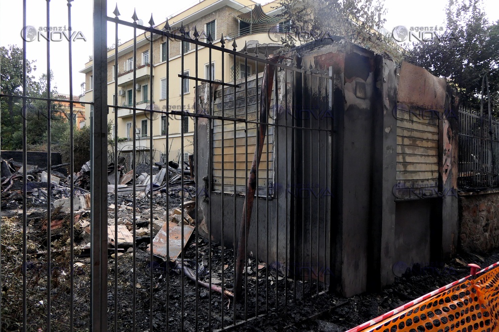 Roma: in fiamme chiosco su viale di  Villa Massimo