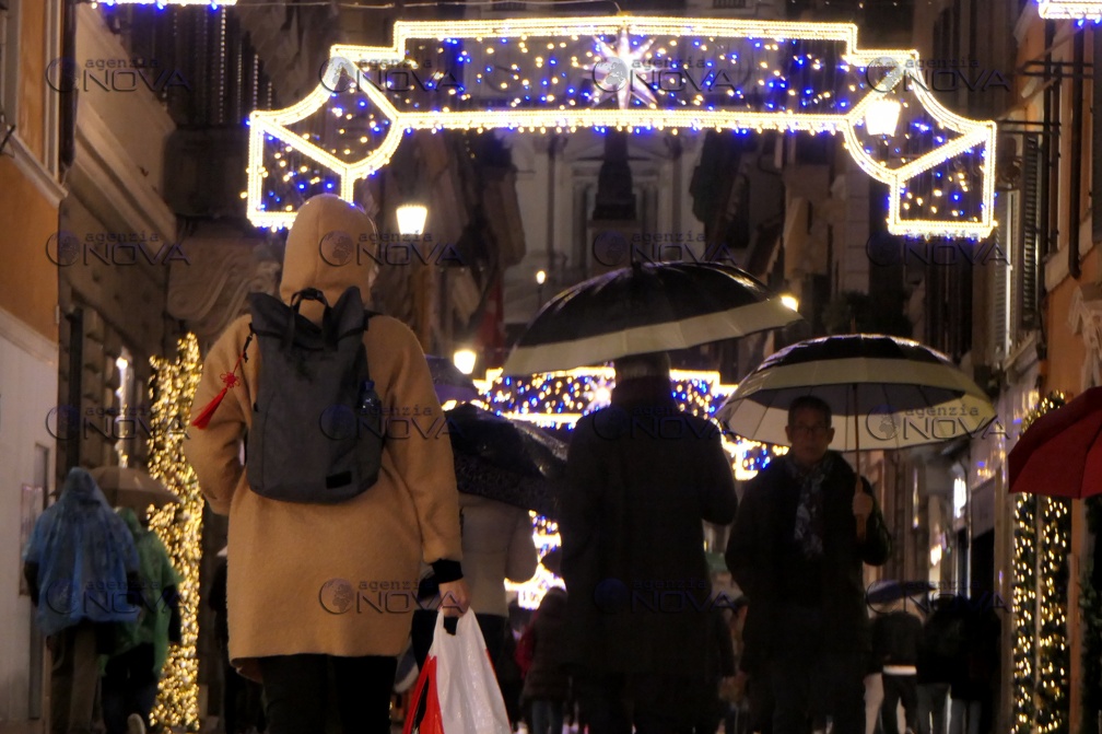 Roma, accese le luci di Natale su via condotti