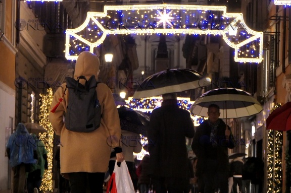 Roma, accese le luci di Natale su via condotti