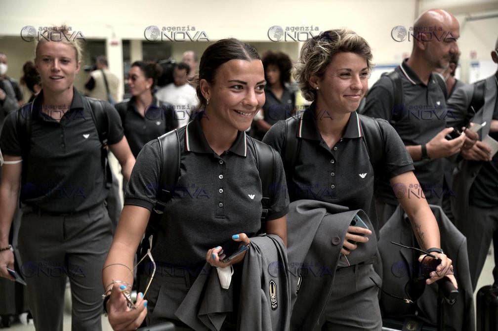Calcio: la nazionale femminile saluta i tifosi a Fiumicino e vola a Manchester per gli Europei - foto 12