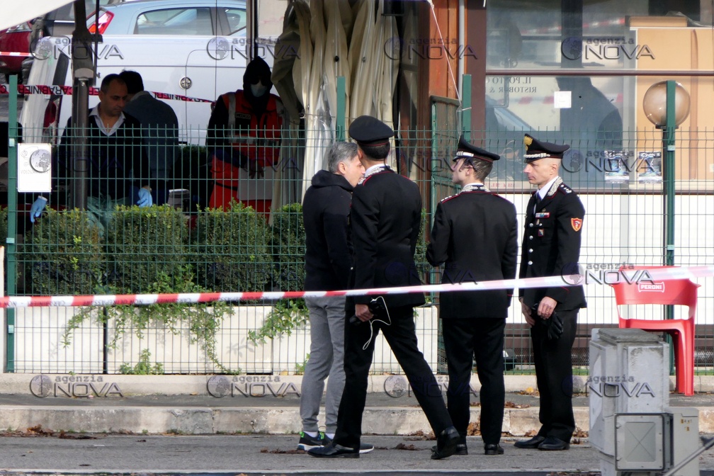 Roma, uomo spara e uccide tre persone in un bar a Fidene