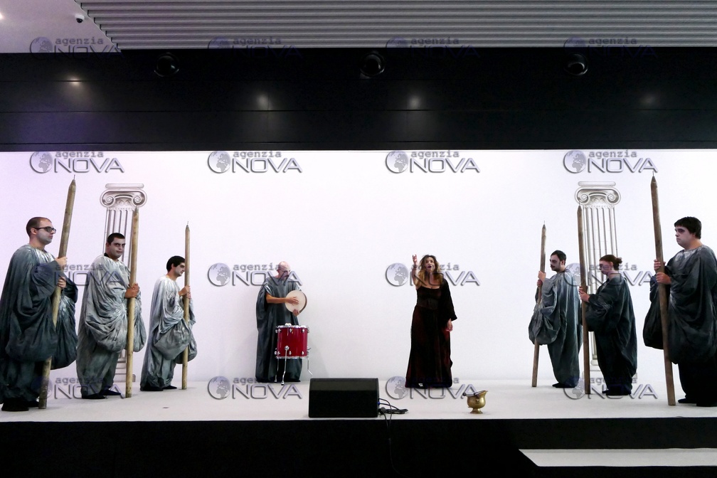 all'aeroporto di Fiumicino la "Medea" del Teatro patologico incanta i passeggeri 