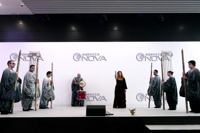 all'aeroporto di Fiumicino la "Medea" del Teatro patologico incanta i passeggeri 