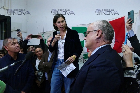 Roma: Schlein e Gualtieri a Testaccio, "insieme in piazza contro tagli del governo" - foto 3