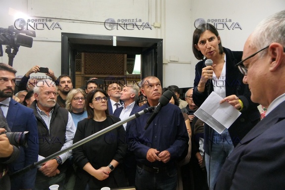 Roma: Schlein e Gualtieri a Testaccio, "insieme in piazza contro tagli del governo" - foto 6