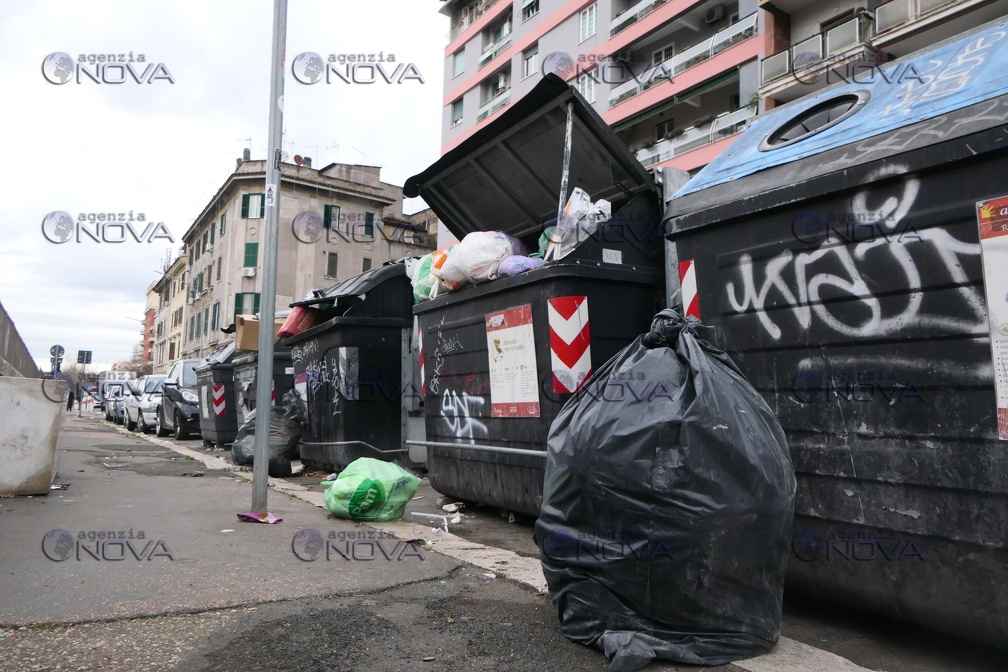 Roma: "Gualtieri portami via", le preghiere dei romani sui rifiuti abbandonati in periferia - foto 2