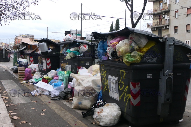 Roma: "Gualtieri portami via", le preghiere dei romani sui rifiuti abbandonati in periferia - foto 4