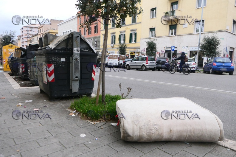 Roma: "Gualtieri portami via", le preghiere dei romani sui rifiuti abbandonati in periferia - foto 7