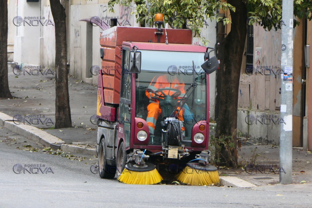 Roma: "Gualtieri portami via", le preghiere dei romani sui rifiuti abbandonati in periferia - foto 9