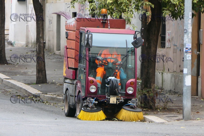 Roma: "Gualtieri portami via", le preghiere dei romani sui rifiuti abbandonati in periferia - foto 9