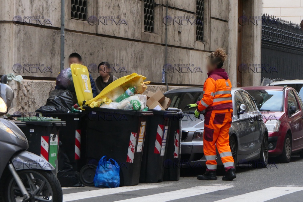 Roma: "Gualtieri portami via", le preghiere dei romani sui rifiuti abbandonati in periferia - foto 11
