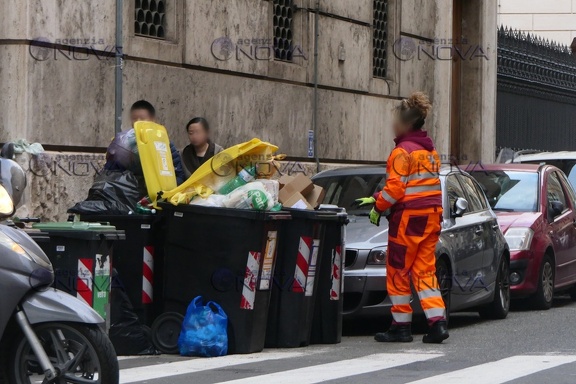 Roma: "Gualtieri portami via", le preghiere dei romani sui rifiuti abbandonati in periferia - foto 11