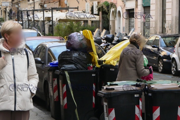 Roma: "Gualtieri portami via", le preghiere dei romani sui rifiuti abbandonati in periferia - foto 10