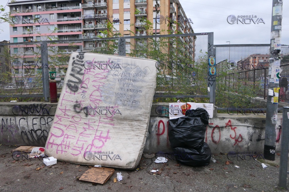 Roma: "Gualtieri portami via", le preghiere dei romani sui rifiuti abbandonati in periferia - foto 1