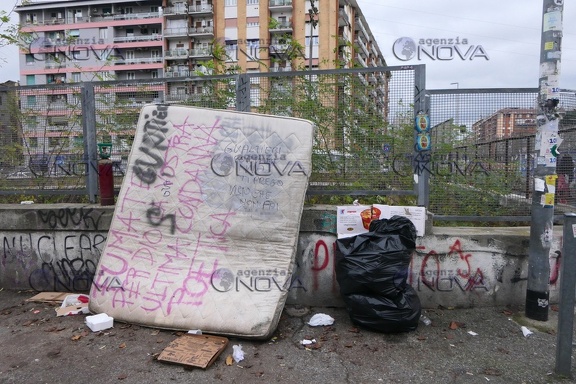 Roma: "Gualtieri portami via", le preghiere dei romani sui rifiuti abbandonati in periferia - foto 1