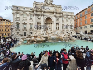 Roma, turisti nel centro storico 