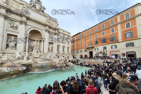 Roma, turisti nel centro storico 